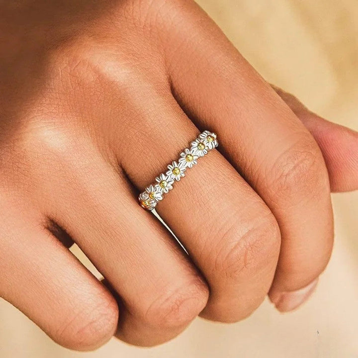 Adjustable silver ring with Daisy design from Emma & Rose Cape Town Amber collection, featuring floral detailing.