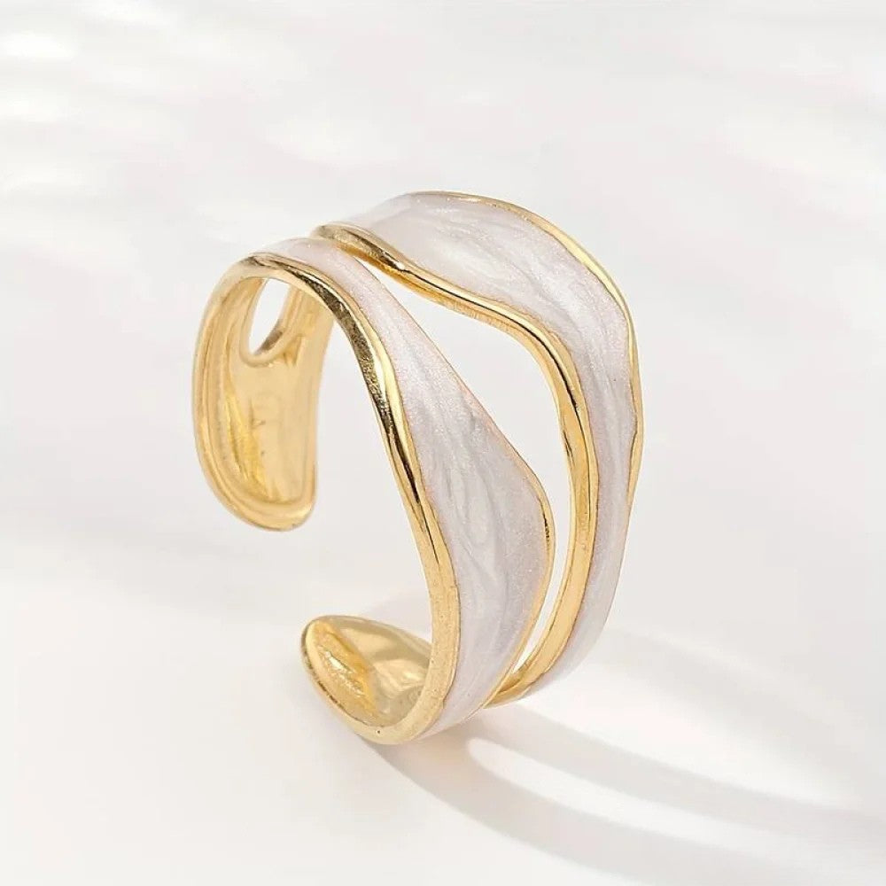 Emma & Rose Cape Town Vanessa™ antique white gold ring showcasing a delicate band and elegant design.