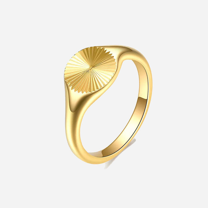 Emma & Rose Cape Town Rizavelle Sunburst Ring in 18k gold, close-up of the gold ring with sunburst design and polished finish.