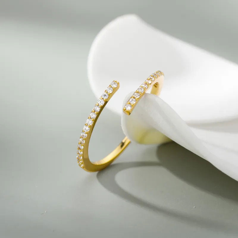 Emma & Rose Cape Town Eliandrea™ Classic Zirconia Ring, adjustable silver ring with sparkling zirconia stones, elegant jewelry piece.