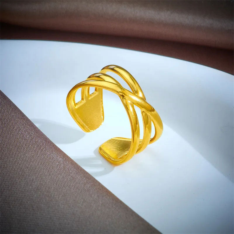 Emma & Rose Cape Town Lourizeth 18k gold ring, adjustable jewelry with a polished finish, showcasing elegant craftsmanship.
