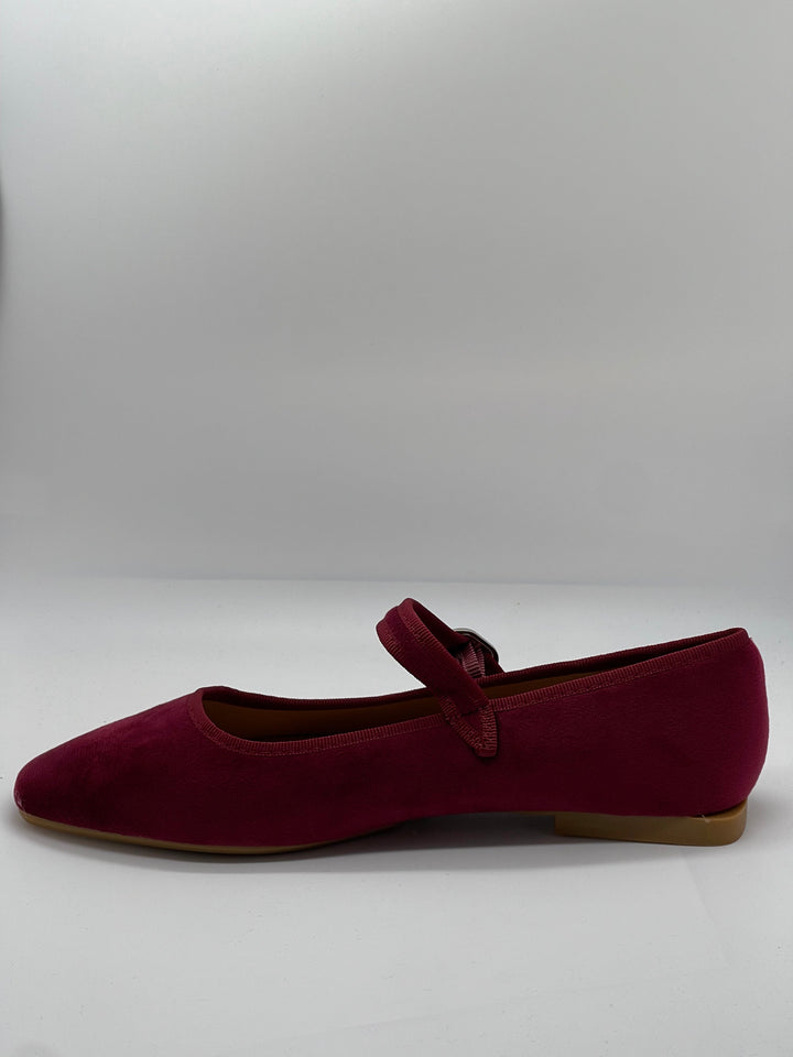 Black Yolande™ ballet flats with strap by Emma & Rose Cape Town, stylish slip-on shoes for comfortable everyday wear.