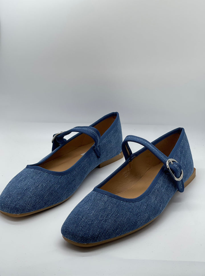 Black Yolande™ ballet flats with strap by Emma & Rose Cape Town, stylish slip-on shoes for everyday wear.