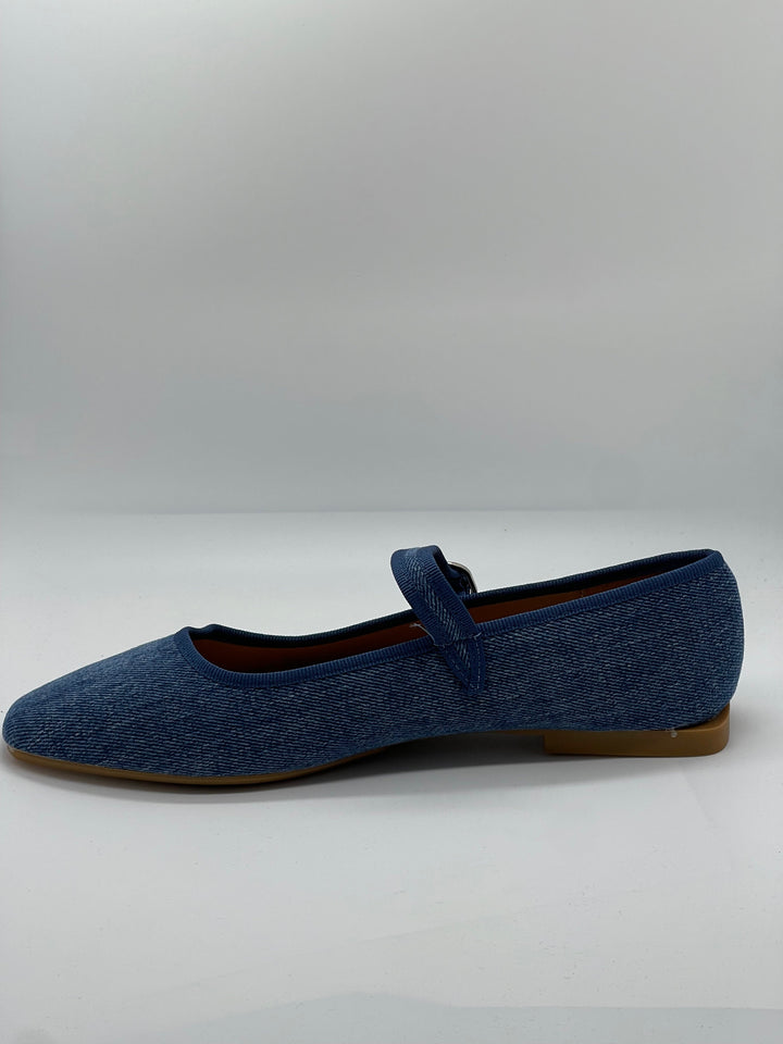 Black Yolande™ ballet flats with strap by Emma & Rose Cape Town, showcasing their stylish slip-on design and comfortable fit.