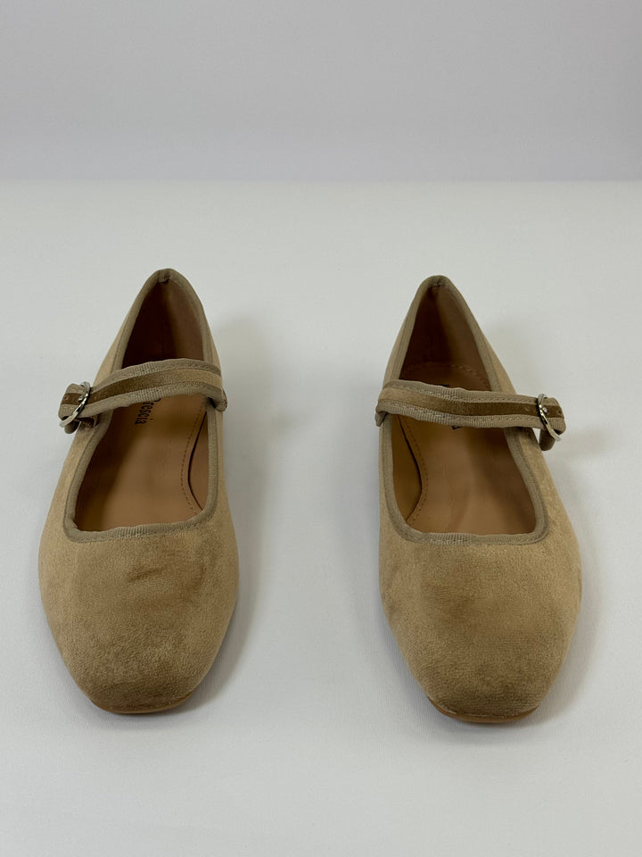 Black Yolande™ ballet flats with strap by Emma & Rose Cape Town, featuring a sleek design and comfortable fit.