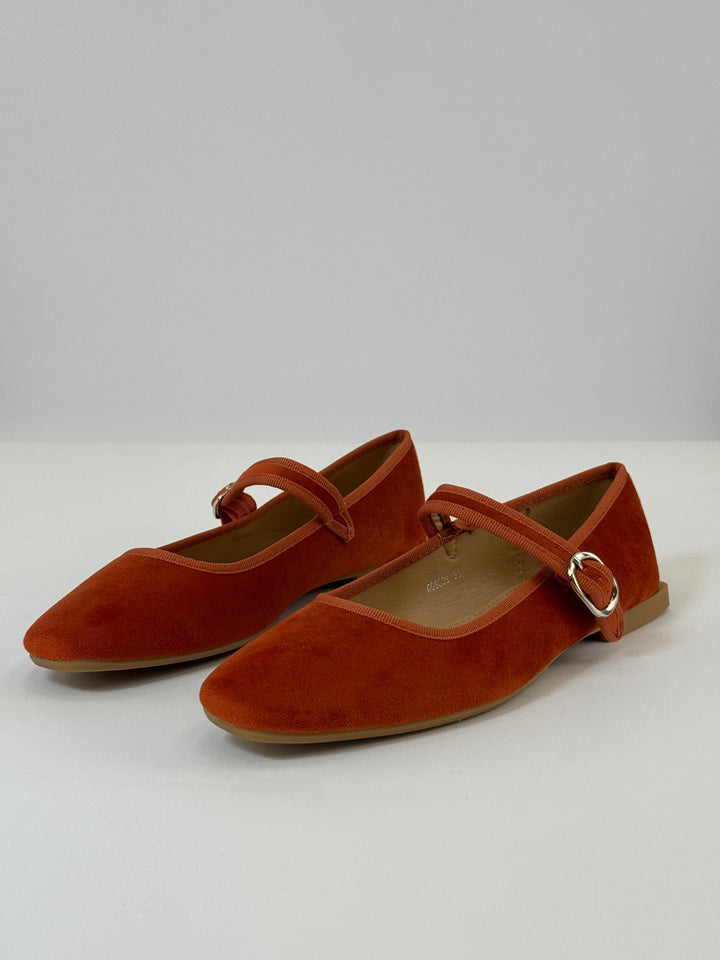 Black Yolande™ ballet flats with strap by Emma & Rose Cape Town, showcasing the stylish and comfortable slip-on shoe design.