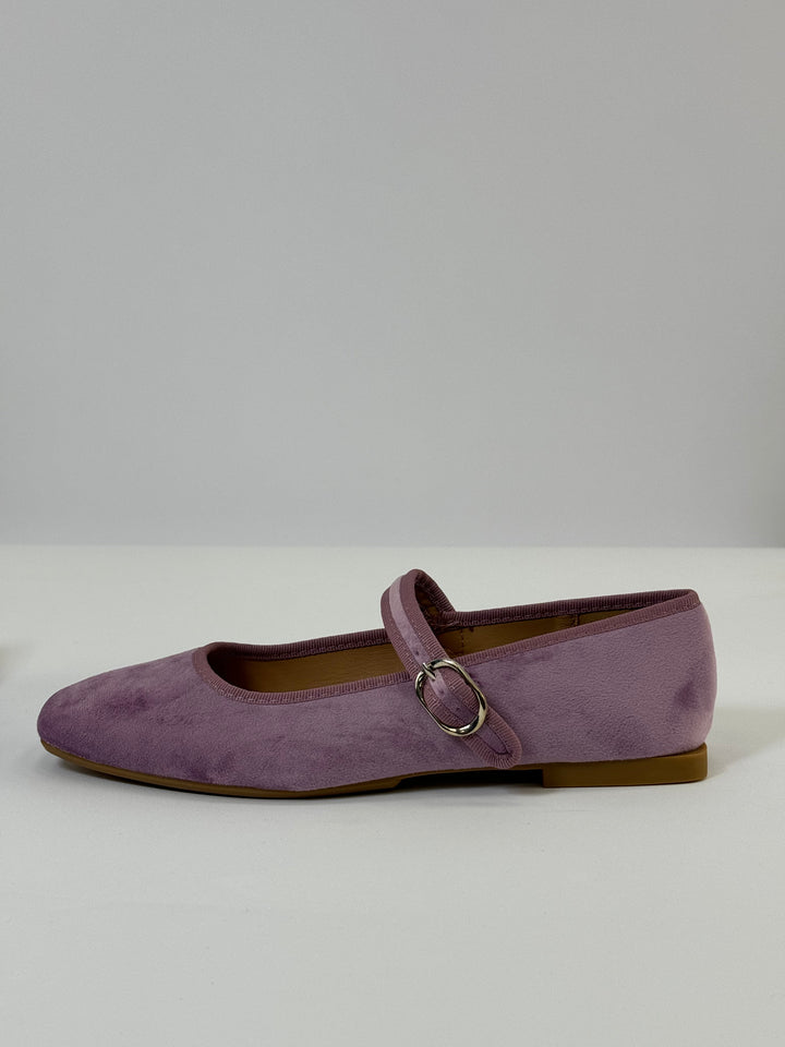 Black Yolande™ ballet flats with strap by Emma & Rose Cape Town, showcasing stylish, comfortable slip-on shoes.