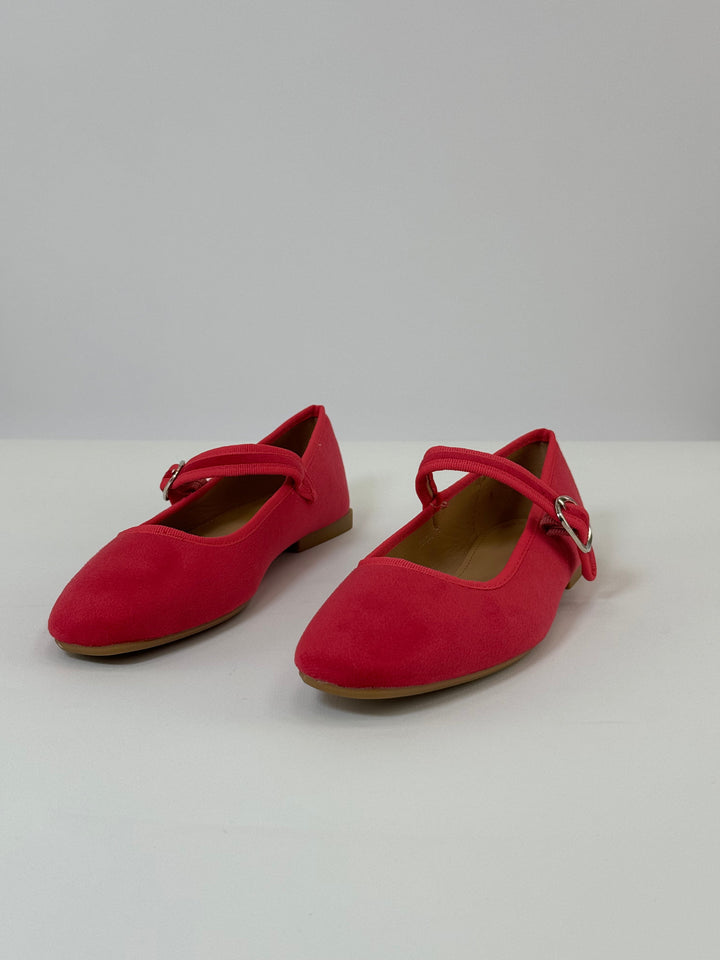 Black Yolande™ ballet flats with strap by Emma & Rose Cape Town, featuring a sleek, comfortable design for everyday wear.