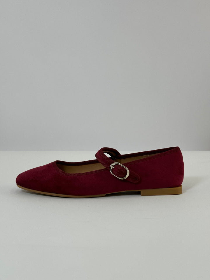 Black Yolande™ ballet flats with strap from Emma & Rose Cape Town, stylish slip-on shoes for women.
