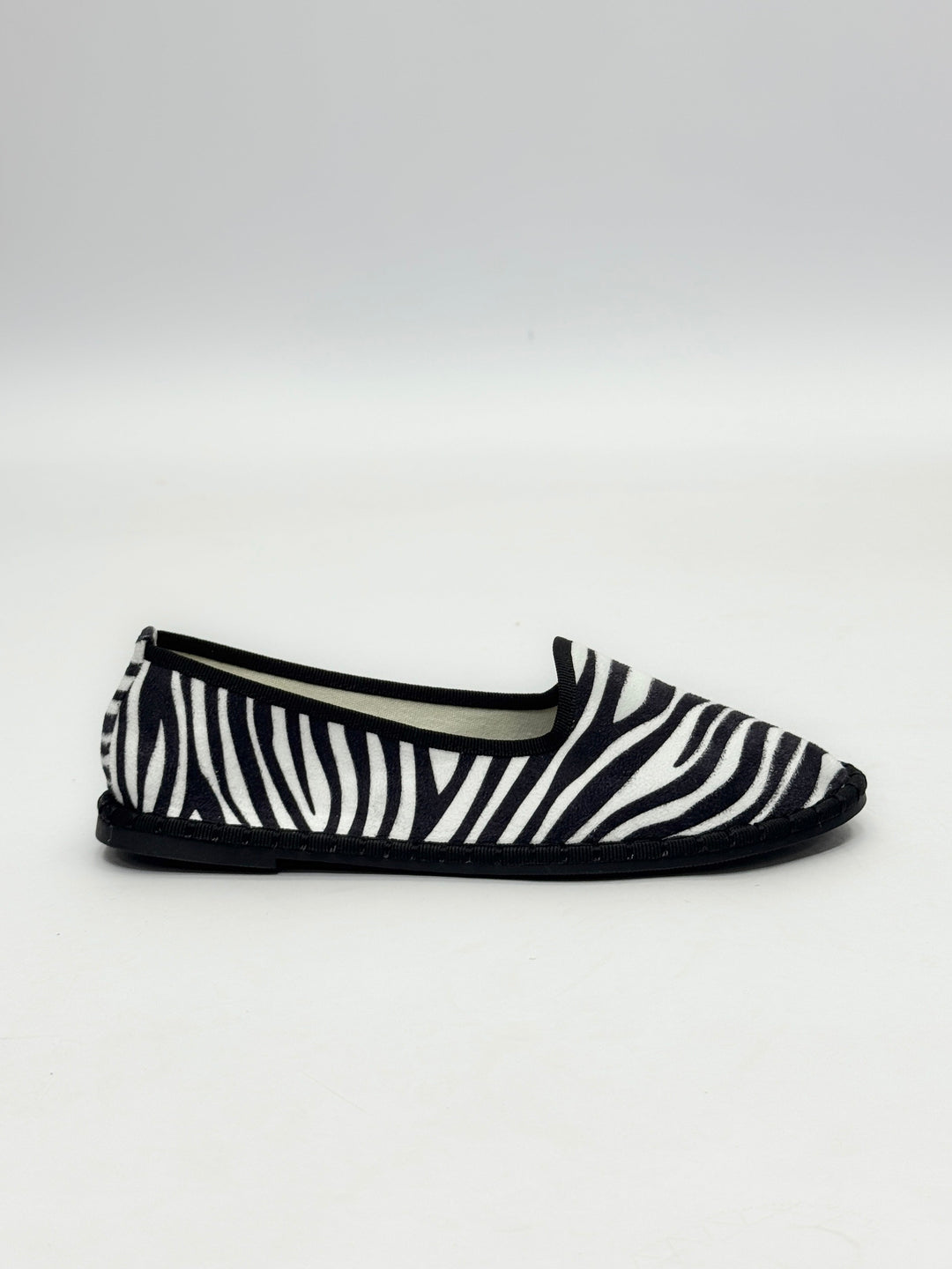 Emma & Rose Cape Town Willemien animal print Friulane slippers made from soft, luxurious fabrics, featuring a spotted pattern and slip-on design.