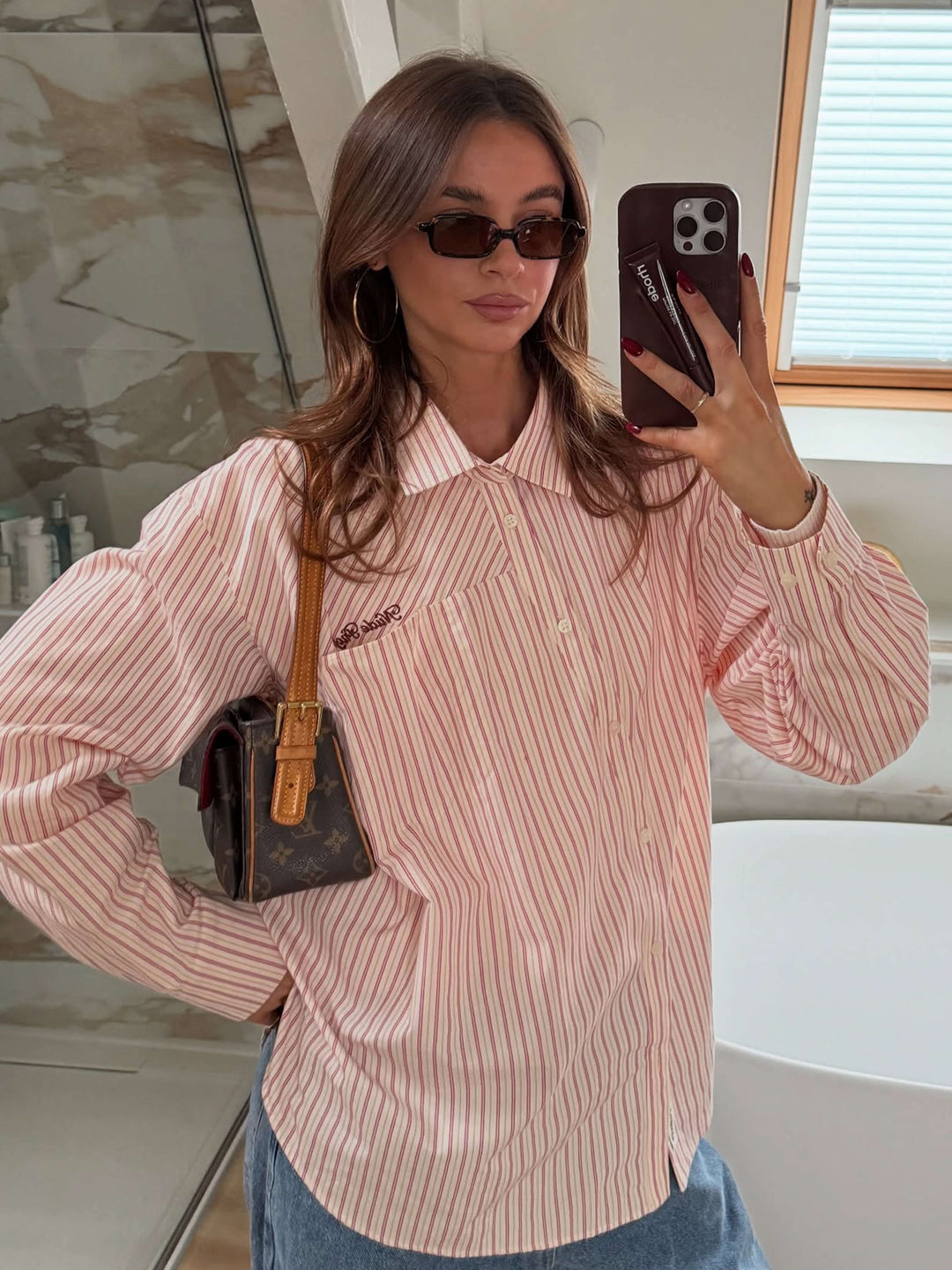 Black Skarlett Glamorous Sonnenbrille by Emma & Rose Cape Town with stylish oversized frames and tinted lenses.