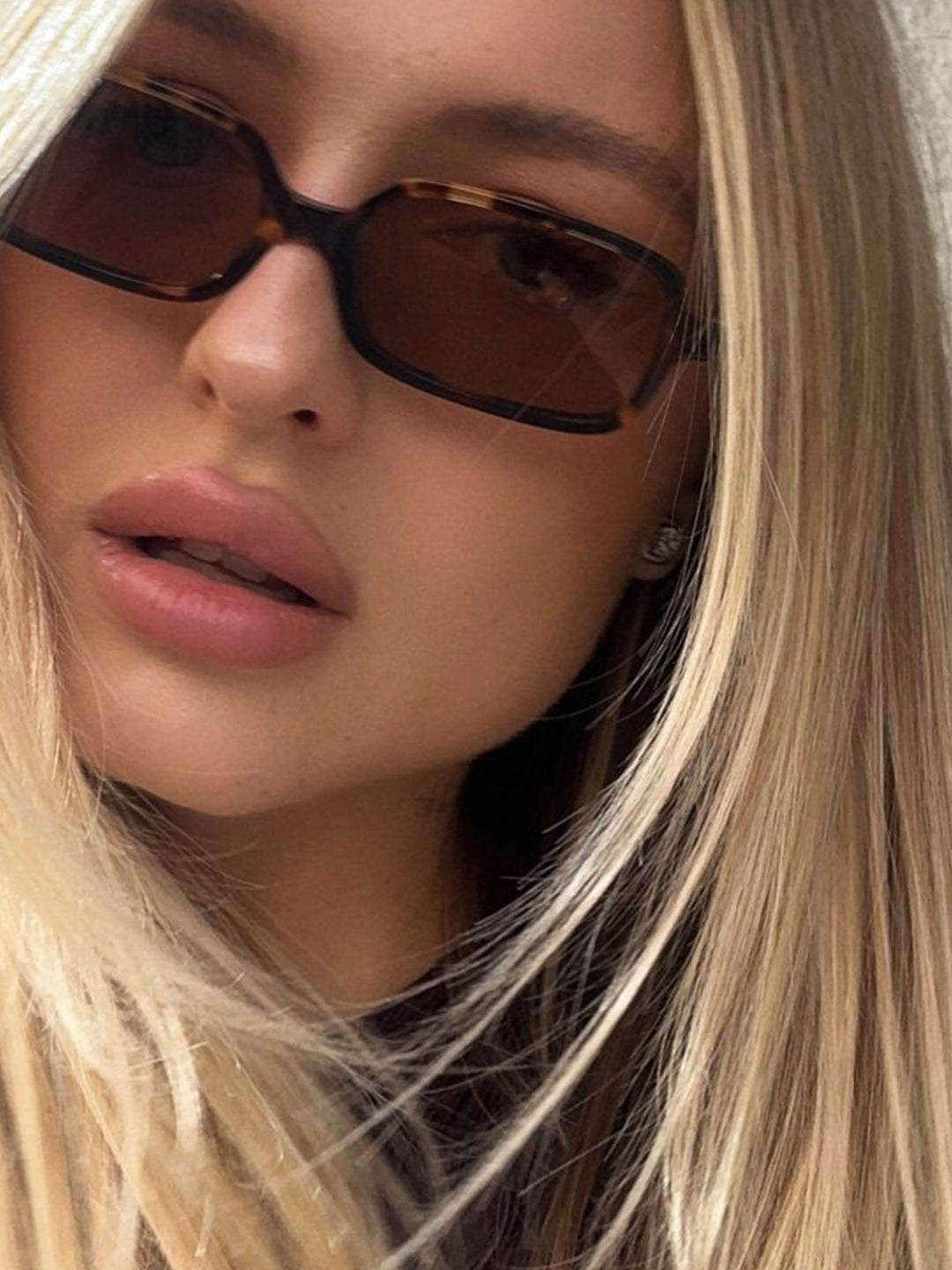 Emma & Rose Cape Town Skarlett glamorous sunglasses with black frames and stylish design for a chic look.