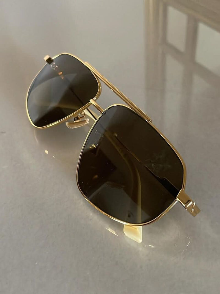 Emma & Rose Cape Town Elliette™ Sonnenbrille with gold and brown frames, stylish refined sunglasses for a chic look.