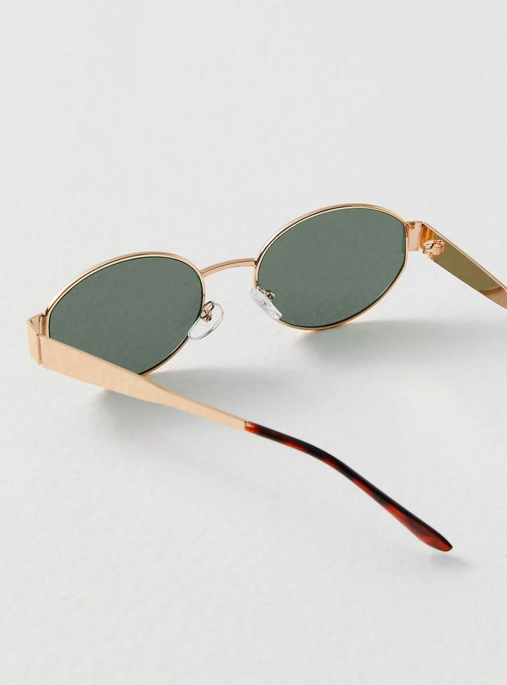 Emma & Rose Cape Town Zariyah™ stylish gold-frame sunglasses with green lenses, fashionable Sonnenbrille for women.
