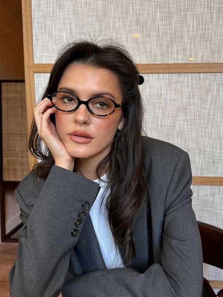 Emma & Rose Cape Town Brynlee Chic Reading Glasses Sonnenbrille with leopard and clear frames, stylish and modern eyewear.