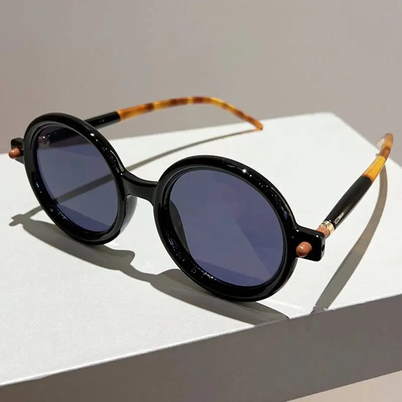 Emma & Rose Cape Town Celeste vintage circular frames for women, obsidian black accessory with a stylish, retro design.