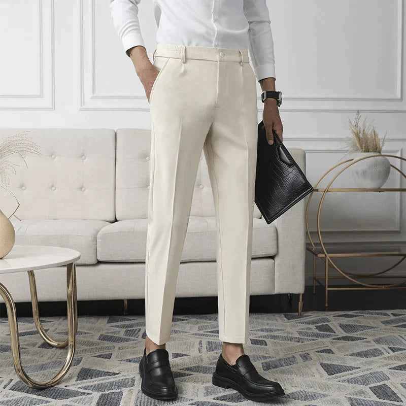 Emma & Rose Manhattan Janneke™ Amista stretch pantalon in black, featuring a comfortable, fitted design with seamless tailoring.
