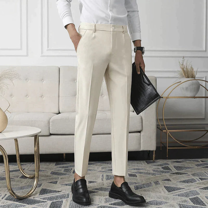 Emma & Rose Manhattan Janneke™ Amista stretch pantalon in black, featuring a comfortable, fitted design with seamless tailoring.