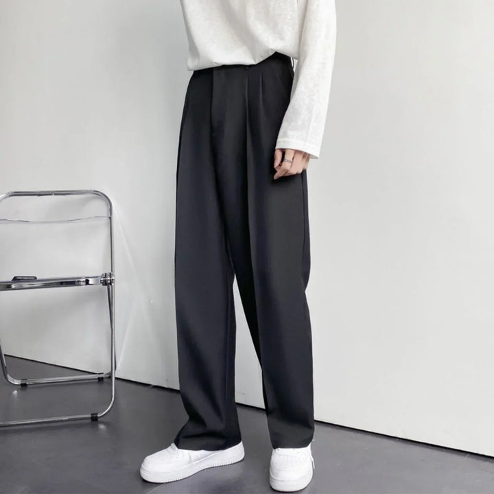 Emma & Rose Manhattan Pascal London Pantalon in black, tailored slim-fit trousers with front pockets and belt loops.