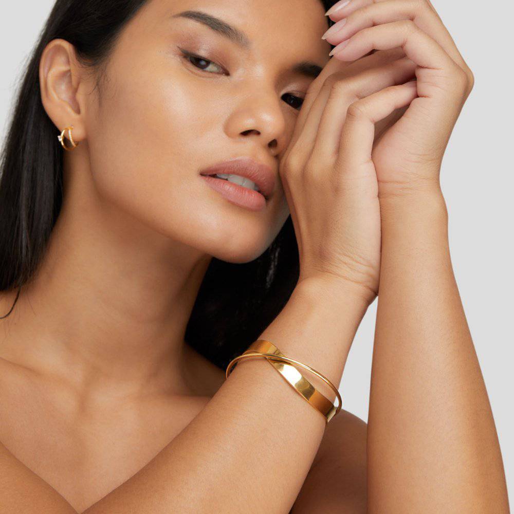 Sophia™ gold bracelet by Emma & Rose Cape Town featuring a stylish gold bangle with intricate design details.