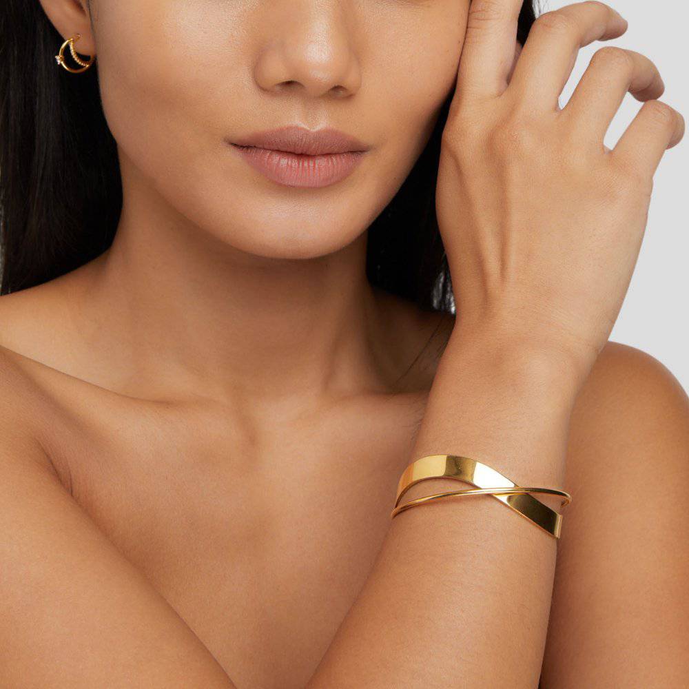 Sophia™ gold bracelet by Emma & Rose Cape Town featuring a stylish gold bangle with intricate design details.