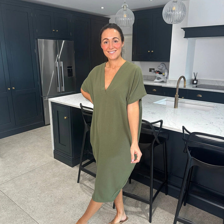 Elegant Women's Dress with Loose Fit and V-Neck Chic Daily Comfort, view 3 - Elena Harper