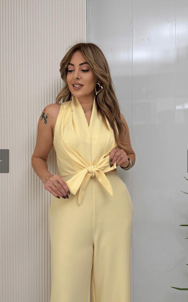 Elegant fluid jumpsuit for women with a defined waist
