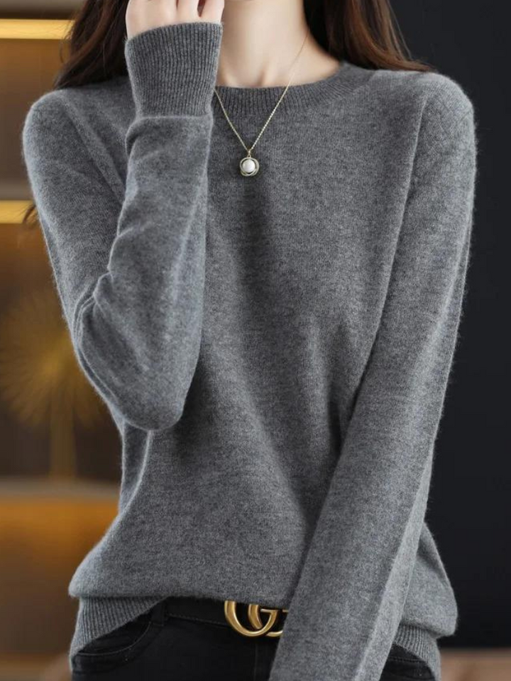Comfortable wool sweater with long sleeves