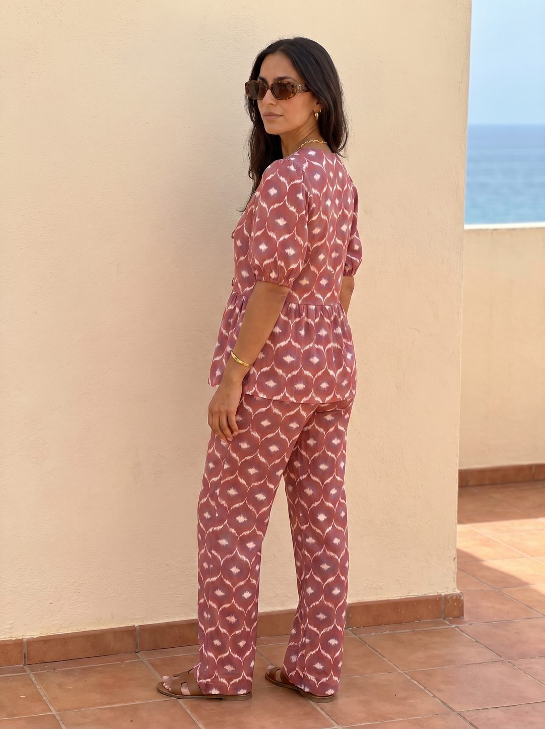 Emma & Rose Cape Town Leonor casual chic two-piece set, featuring stylish, comfortable matching top and pants in a modern design.