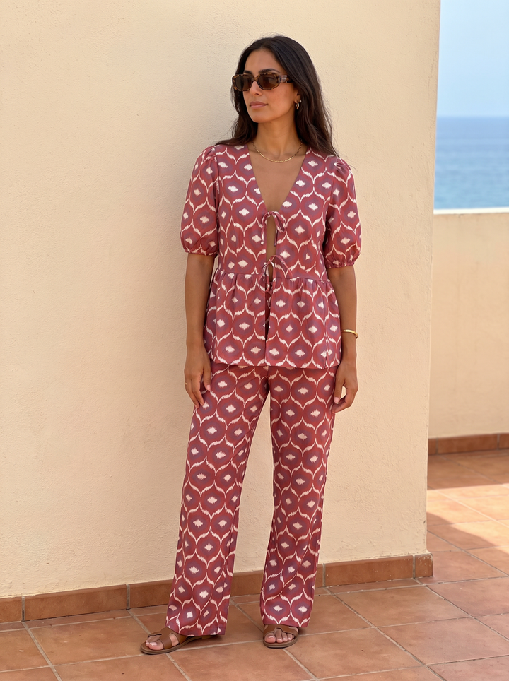Emma & Rose Cape Town Leonor casual chic two-piece set, featuring a stylish blouse and matching pants, perfect for everyday wear.
