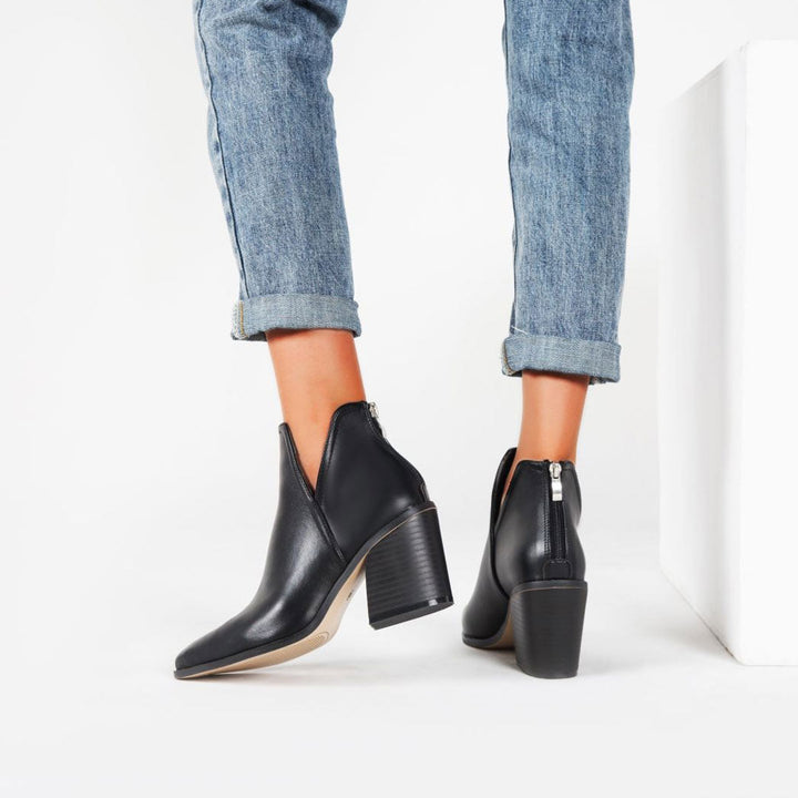 Amelia - Retro ankle boots made of synthetic leather with a notch toe and chunky heel