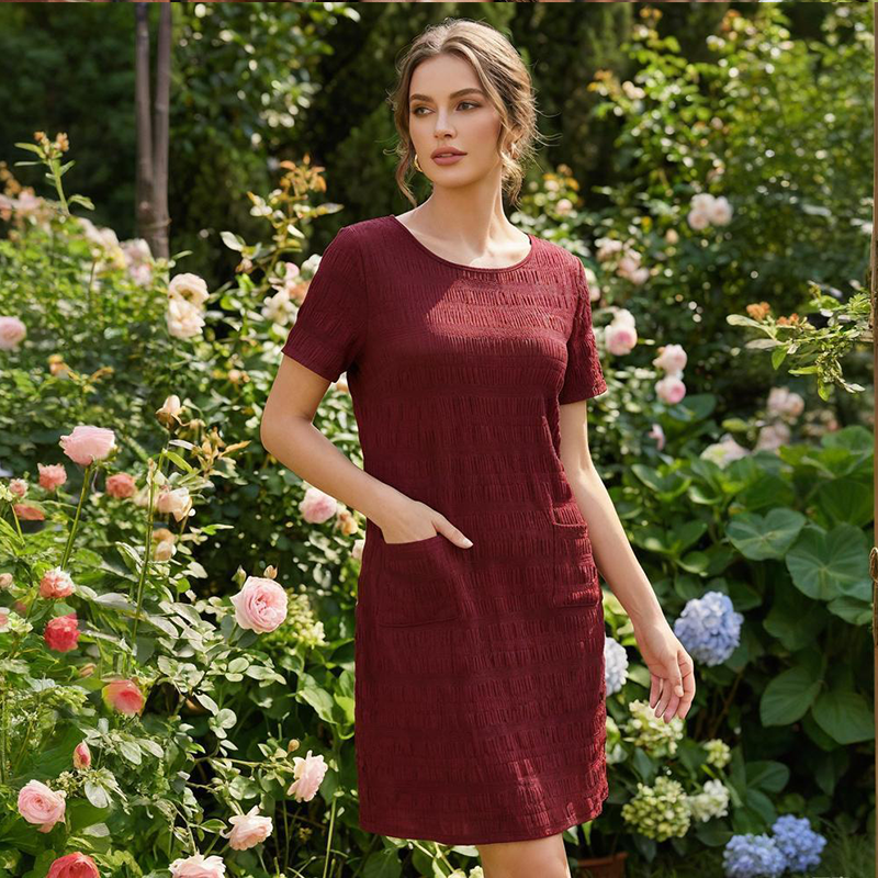 Textured women's dress with pockets and comfortable straight cut