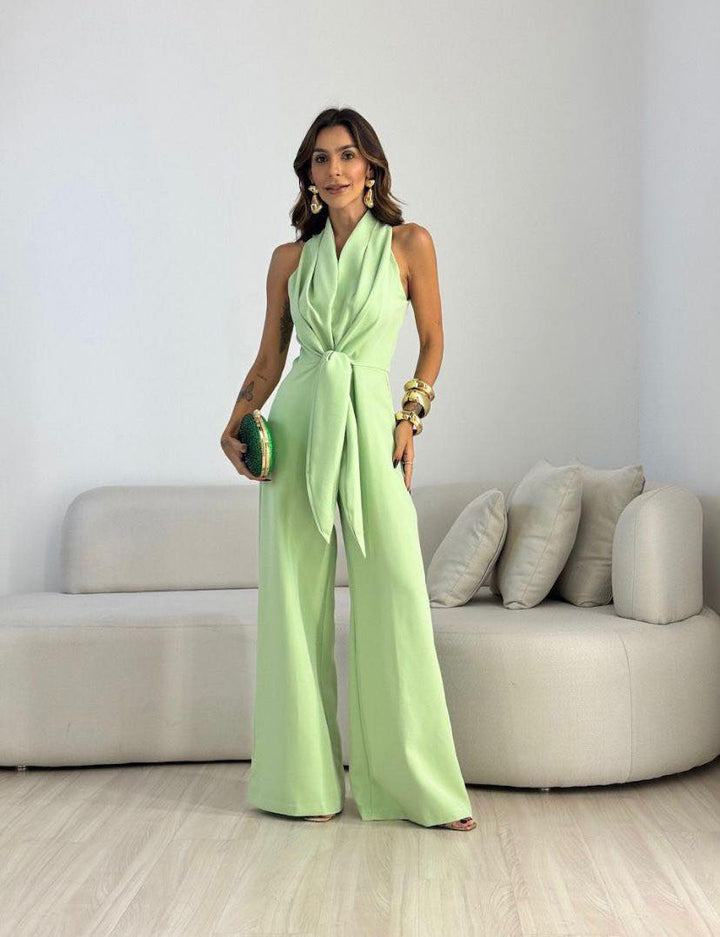 Elegant fluid jumpsuit for women with a defined waist