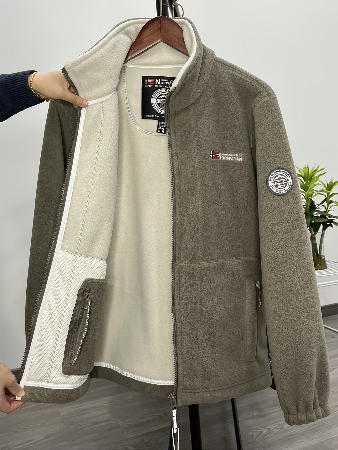 Lightweight and Warm Men's Fleece Jacket with High Collar
