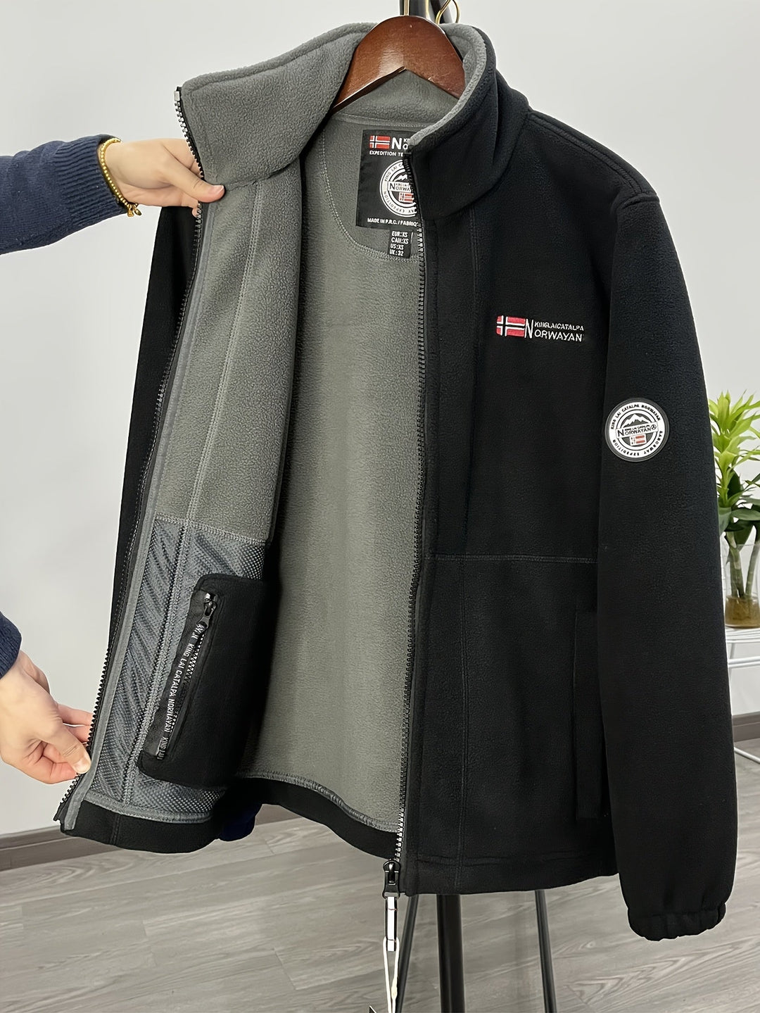 Lightweight and Warm Men's Fleece Jacket with High Collar