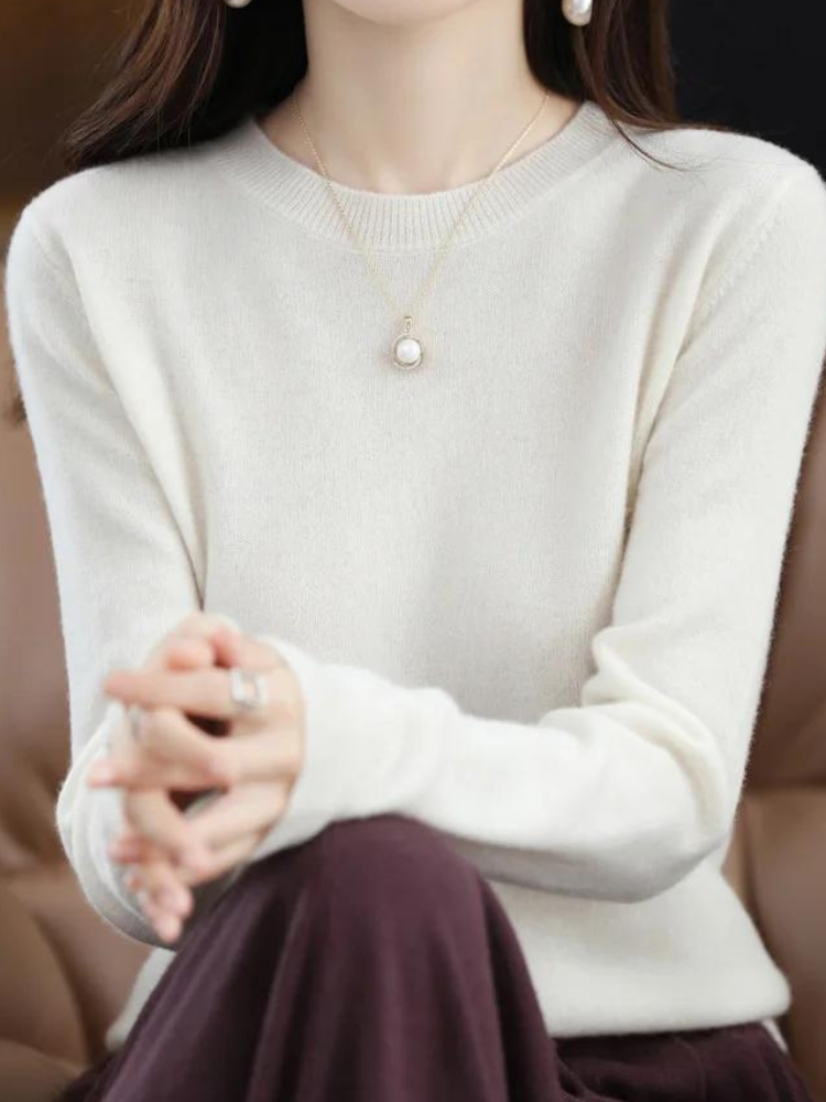 Comfortable wool sweater with long sleeves